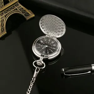 Antike silberne Quarz-Taschenuhr mit Kette und römischem Zifferblatt Detail.