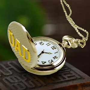 Détail de montre de poche dorée avec cadran blanc, chiffres noirs et couvercle gravé DAD.
