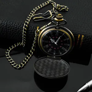 Detailansicht der Vintage Quarz-Taschenuhr mit klassischem Zifferblatt und Metallkette.