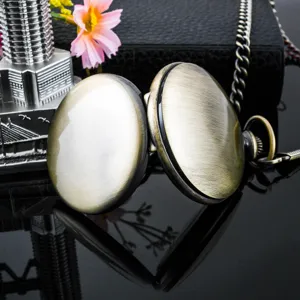 Antike bronzefarbene Quarz-Taschenuhr mit Kette, glattes klassisches Flip-Design Accessoire.