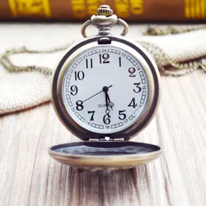 Antike bronzene Taschenuhr mit Quarzwerk und nostalgischer Kette auf Holzuntergrund.