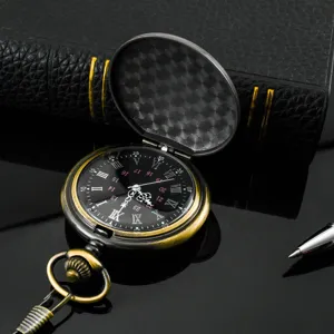 Nahaufnahme Detail der Vintage Quarz Taschenuhr mit römischen Ziffern und schwarzem Zifferblatt.