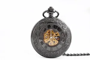 Primo piano di un orologio da tasca meccanico nero con quadrante scheletrato e numeri romani.