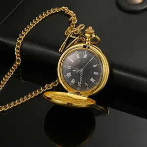 Klassische goldene Taschenuhr im Vintage-Stil mit schwarzem Zifferblatt und langer Kette.