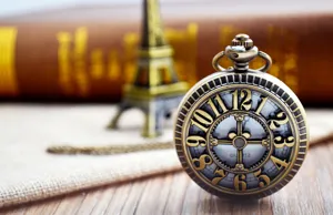 Detail de la montre de poche vintage, design de rouage creux quartz avec chaine retro.
