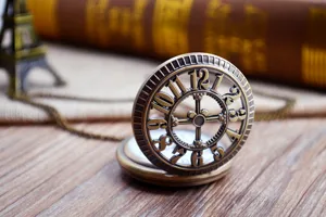 Montre de poche à quartz rétro en bronze avec chaîne creuse, design steampunk classique unisexe.