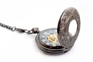 Orologio da tasca meccanico vintage classico con catena, design a doppio coperchio cavo.