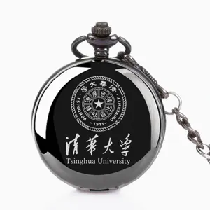 Detailansicht einer retro schwarzen Quarztaschenuhr mit filigraner Kette und Emblem.