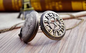 Montre de poche bronze antique détail, design de chiffres creux uniques avec chaîne.