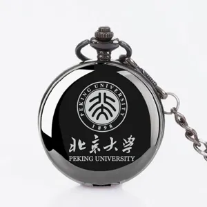 Detailansicht der antiken Metall Quarz Taschenuhr mit graviertem Universitätslogo und Kette.