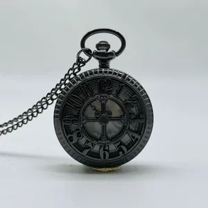 Montre de poche à quartz noire vintage avec chaîne, grand cadran et chiffres gravés.