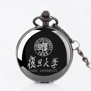 Vintage Quarz Taschenuhr mit individuellem Universitäts-Logo Detail und Metall-Design.