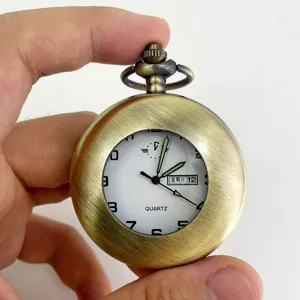 Orologio da tasca al quarzo in bronzo vintage con doppio calendario e lancette luminescenti.