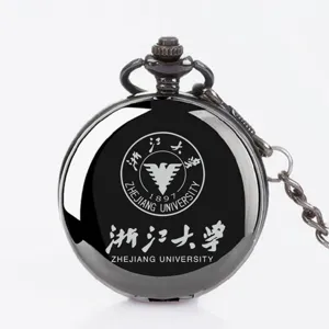 Antike schwarze Quarztaschenuhr mit laserraviertem Universitätslogo und edler Kette.