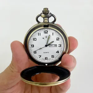 Orologio da tasca al quarzo vintage con coperchio cavo, doppio calendario e lancette luminescenti.