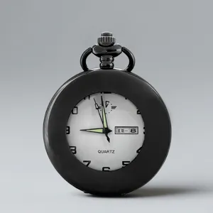Primo piano del quadrante dell'orologio da tasca con lancette luminose e doppio calendario.