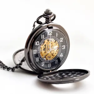 Classico orologio da tasca meccanico scheletrato nero con catena in stile vintage.