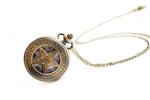 Nahaufnahme Detail des vintage bronzefarbenen Pentagramm Taschenuhr Zifferblatts und Kette.