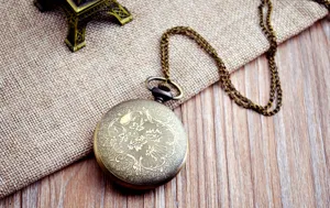 Antike bronzefarbene Quarz-Taschenuhr mit Blumen-Gravur und langer Kette im Retro-Stil.