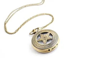 Nahaufnahme einer vintage bronzenen Taschenuhr mit hohlem Pentagramm und passender Kette.