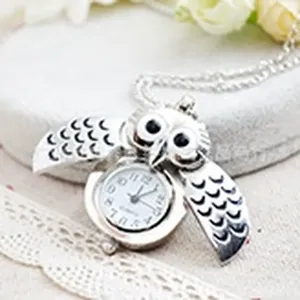 Uil zakhorloge hanger ketting detail opname, vintage zilverkleurige mode accessoire.