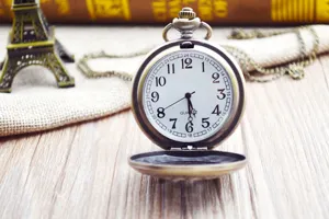 Antike bronzene Quarz-Taschenuhr mit 24-Stunden-Zifferblatt und Kette für Retro-Liebhaber.