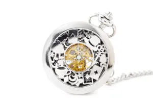 Zilveren geskeletteerde mechanische zakhorloge met wonderland hol ontwerp, retro.
