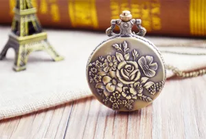 Antike bronzefarbene Quarzuhr Taschenuhr mit geprägtem Rosenblumen Detail und Halskette.