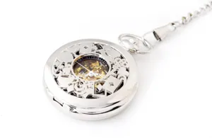 Vintage opengewerkte mechanische zakhorloge met Alice in Wonderland motief en metalen ketting.