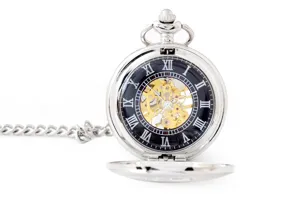 Zilveren mechanische zakhorloge met skelet wijzerplaat romeinse cijfers en ketting.