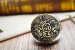 Antike bronzene Taschenuhr Detail, filigran geschnitztes Rosen Design für Damen.