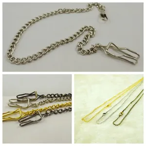 Detaillierte Nahaufnahme der Metall-Taschenuhrkette mit praktischen Gürtelclips.