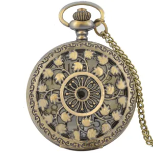 Gros plan sur une montre de poche vintage en bronze avec motif de feuilles ajourées et chaîne.