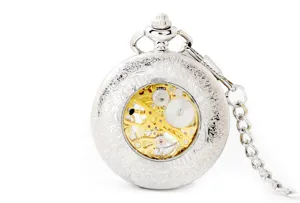 Detailweergave van vintage mechanisch opengewerkt zakhorloge met zilveren gravure.