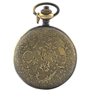 Montre de poche vintage en bronze avec motif floral sculpté, détail rétro classique.