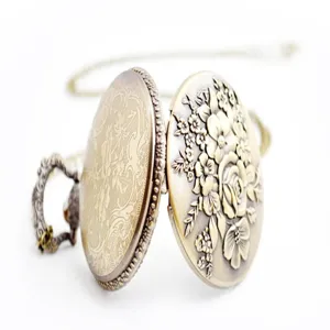 Antike bronzefarbene Quarztaschenuhr mit gepraegtem Blumenmuster und Metallkette.