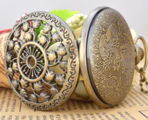Montre de poche à quartz florale creuse en bronze vintage avec des motifs de vigne sculptés