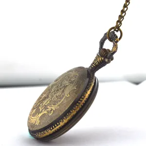 Antike bronzefarbene Quarz-Taschenuhr mit Kette retro geschnitztes Gehaeuse im Stil