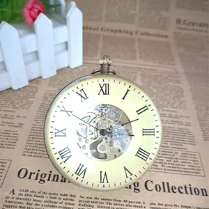 Vintage bronzen mechanische zakhorloge en retro bureauklok met transparante skeleton wijzerplaat.