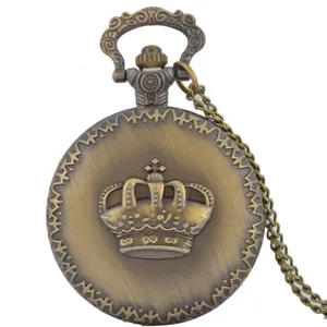 Antike bronzefarbene Quarztaschenuhr mit Kronenrelief und passender Kette als Accessoire.