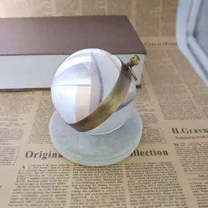 Transparante kristallen bal mechanische zakhorloge met bronzen standaard voor retro inrichting.