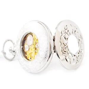 Zilveren skelet mechanische zakhorloge met Alice in Wonderland uitgesneden design.
