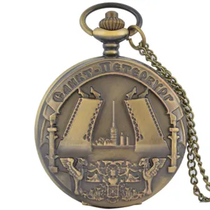 Antike bronzefarbene Taschenuhr Detail mit Sankt Petersburg Stadtrelief und passender Kette.