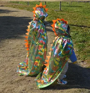 Kinder glänzender Dinosaurier Umhang mit Kapuze, buntes Schuppen Kostüm für Halloween Party Auftritt.