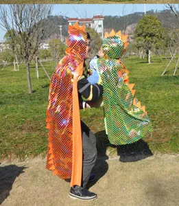Kinder glänzende Dinosaurier Umhang mit Kapuze, bunte Schuppen Kostüm Cape für Party.