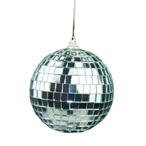 Palla da discoteca a specchio sospesa con piastrelle di vetro riflettenti per feste e bar.