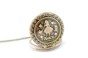 Détail exquis de montre de poche vintage en bronze avec thème Alice et chaîne métallique.
