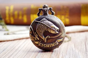 Detailopname van retro bronzen zakhorloge met reliëf visgravure en vintage stijl accessoire.