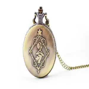 Montre de poche à quartz en bronze vintage avec chaîne et couvercle gravé ornemental.