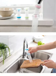 Dettaglio dell'estensione del rubinetto della cucina con testina spray flessibile in uso.